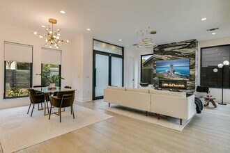 2015 De Verne St in Austin, TX - Building Photo - Building Photo