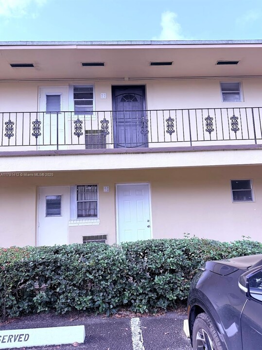 2800 NE 203rd St in Miami, FL - Building Photo