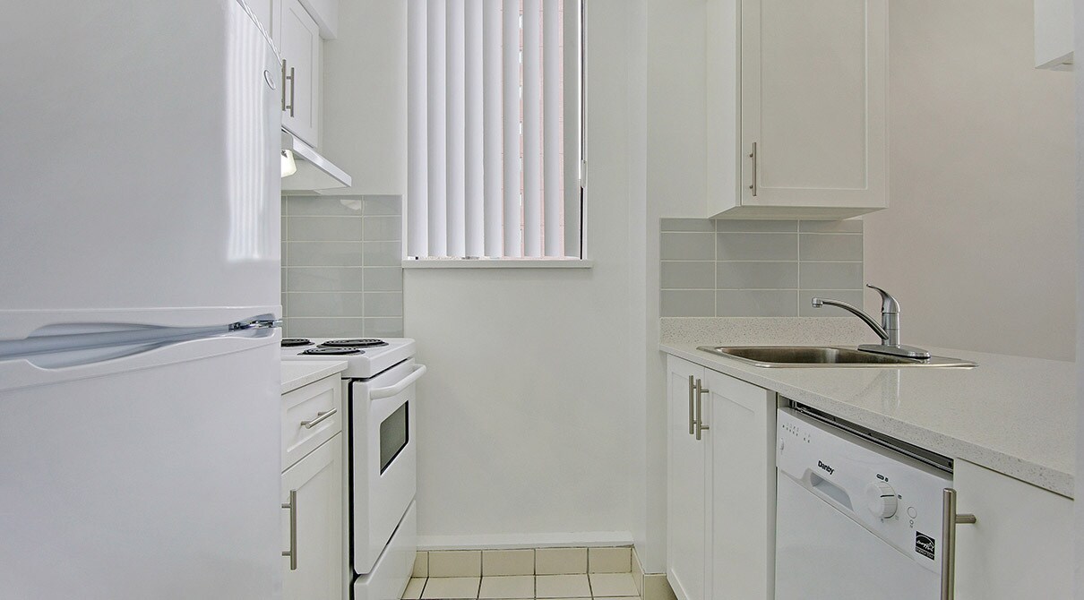 1905 Robson St in Vancouver, BC - Building Photo