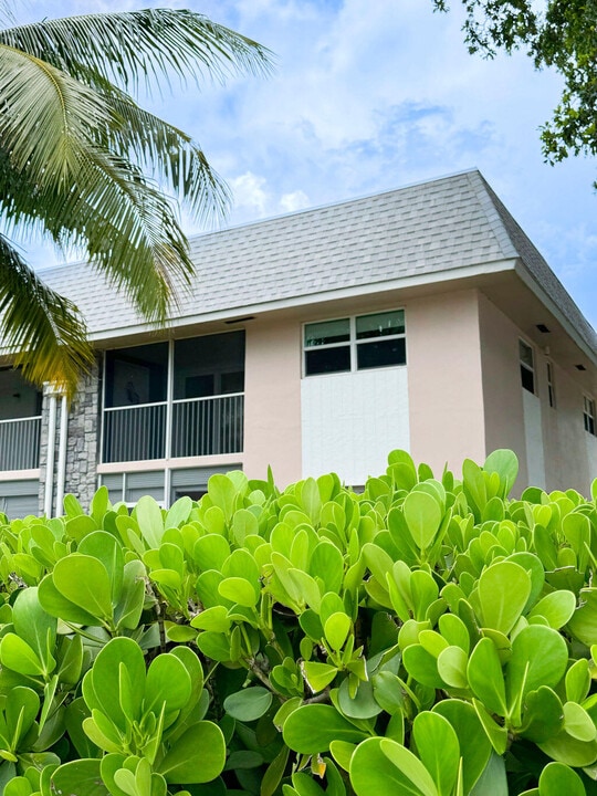 18081 SE Country Club Dr in Jupiter, FL - Building Photo