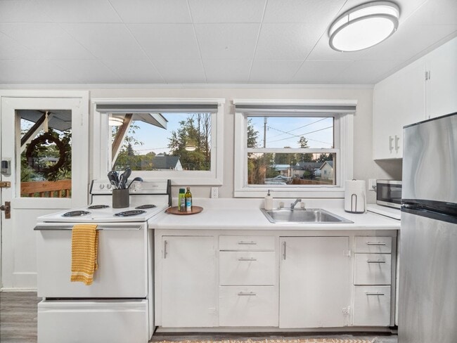 9016 E Frederick Ave in Millwood, WA - Building Photo - Building Photo