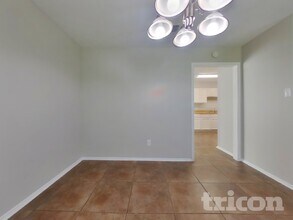 11451 Stoughton Dr in Houston, TX - Building Photo - Building Photo