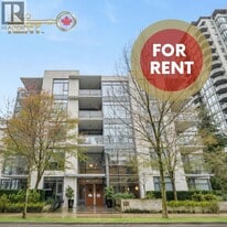 135 2nd St W in North Vancouver, BC - Building Photo