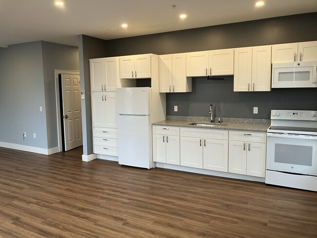 10 S Lake Ave, Unit Apt B