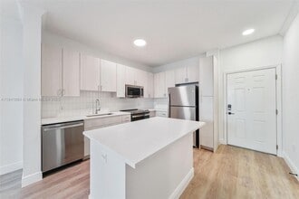10170 SW 7th St, Unit 23-310 in Pembroke Pines, FL - Foto de edificio - Building Photo
