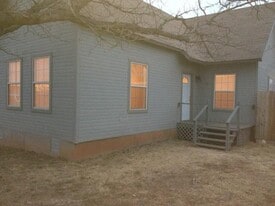 129 East St in Tye, TX - Building Photo