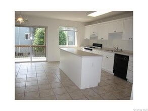 25 College Ave in Nanuet, NY - Building Photo - Building Photo