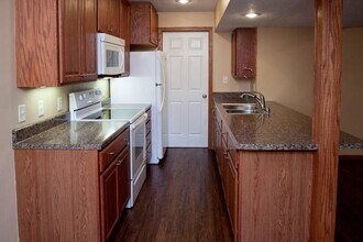 202 Northbrook Ct, Unit 1 in Davenport, IA - Building Photo - Building Photo