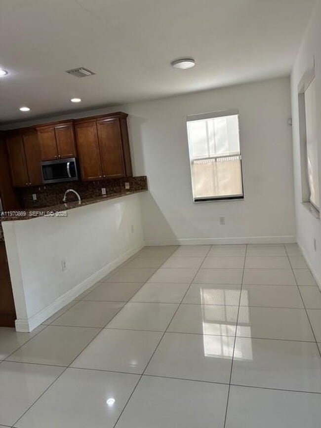 8848 NW 101st Pl in Doral, FL - Building Photo - Building Photo