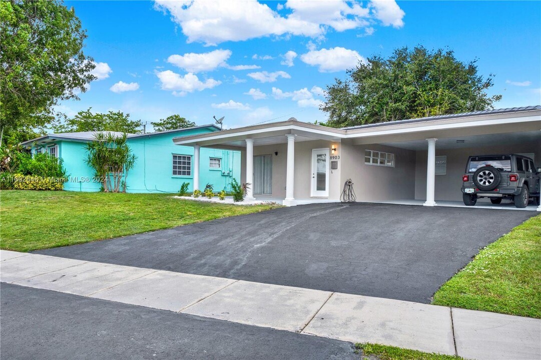 8901 SW 149th Terrace-Unit -8903 in Palmetto Bay, FL - Foto de edificio
