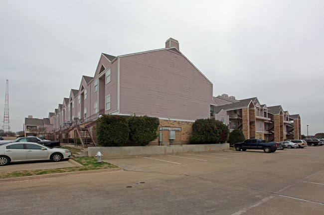 Westmount Place Apartments in Dallas, TX - Building Photo - Building Photo