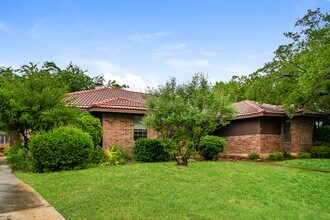 2111 Inverness Dr in Arlington, TX - Building Photo - Building Photo