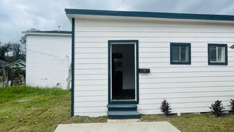 413 N LIVE OAK in Houston, TX - Building Photo