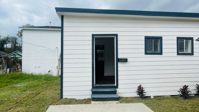 property at 413 N LIVE OAK