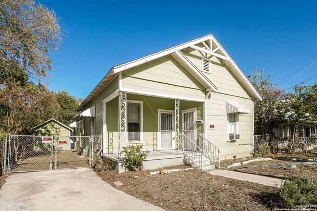 115 E Lambert St in San Antonio, TX - Building Photo - Building Photo