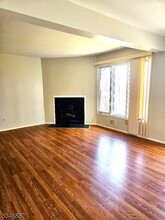 76 Continental Rd in Morris Plains, NJ - Foto de edificio - Building Photo