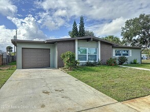 1035 Butia St in Merritt Island, FL - Building Photo - Building Photo