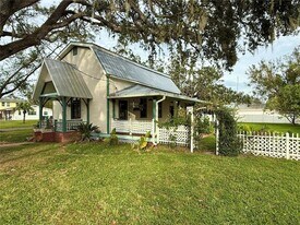 7002 S Shamrock Rd in Tampa, FL - Building Photo