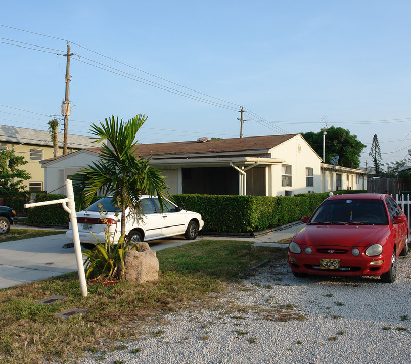 323 SW 15th St in Fort Lauderdale, FL - Building Photo