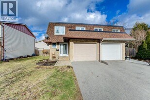 394 Churchill Ct in Waterloo, ON - Building Photo