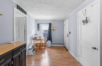 58 Read Ave, Unit Apartment 3 in Coventry, RI - Foto de edificio - Building Photo