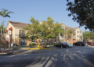 Sanctuary Cove Apartments in North Lauderdale, FL - Foto de edificio - Building Photo