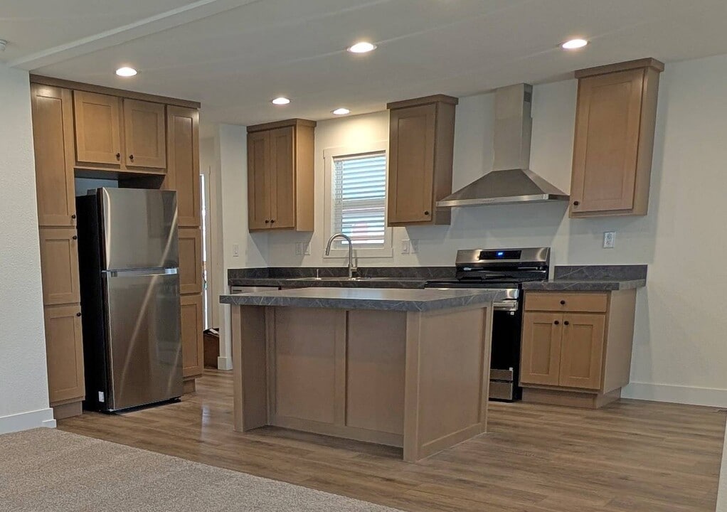 400 Sulphur Bank Dr in Clearlake Oaks, CA - Building Photo