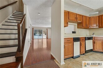 8 Marsh Ct in Lawrence Township, NJ - Foto de edificio - Building Photo