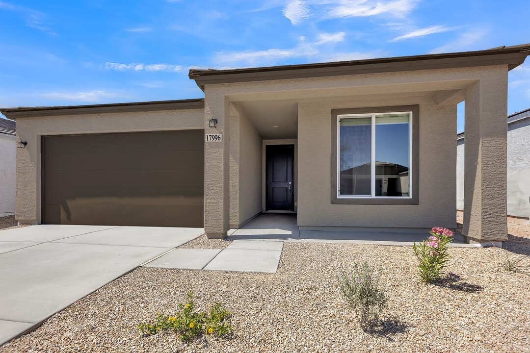 17996 W Sand Hls Dr in Surprise, AZ - Building Photo