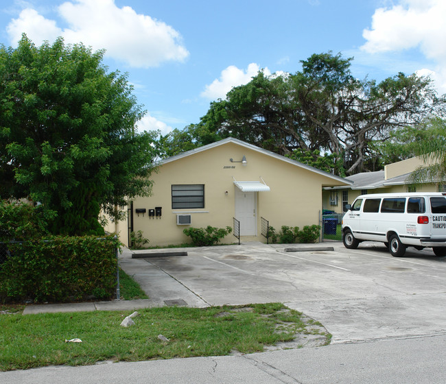 2540-2552 NE 191st St in Miami, FL - Building Photo - Building Photo