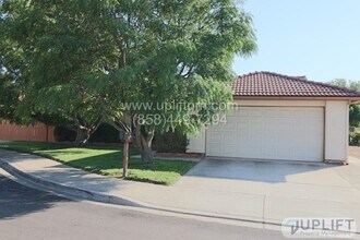 515 La Haina Pl in Ramona, CA - Building Photo - Building Photo