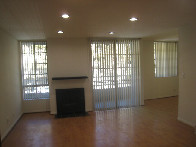 14562 Dickens St in Sherman Oaks, CA - Building Photo - Building Photo