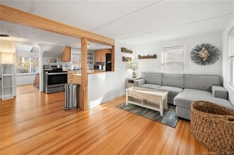 121 Shore Rd in Waterford, CT - Building Photo - Building Photo