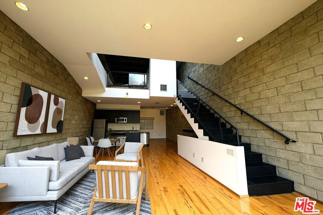 717 Highland Ave in Los Angeles, CA - Building Photo