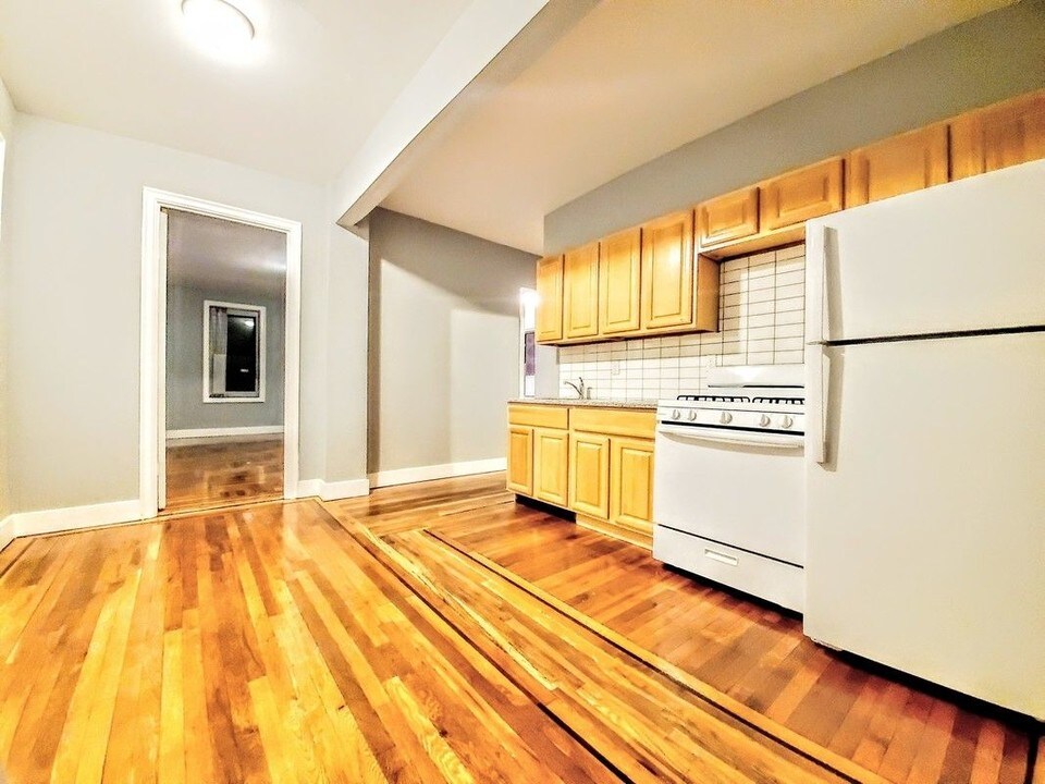 2079 Wallace Ave in Bronx, NY - Building Photo
