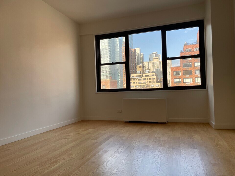 221 E 49th St in New York, NY - Building Photo