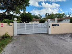 1860 Venice Park Dr in North Miami, FL - Building Photo