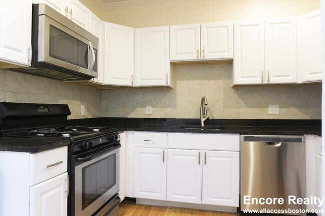 1789 Commonwealth Ave, Unit 1 in Boston, MA - Foto de edificio - Building Photo