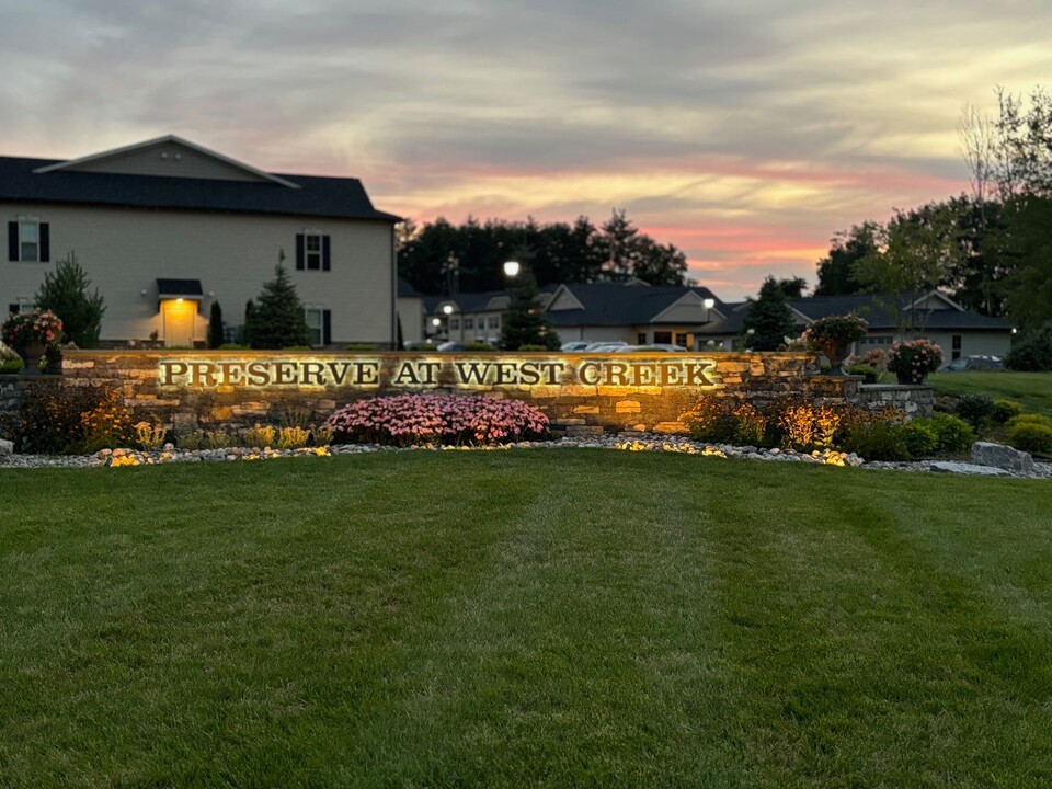 701 W Creek Ln in Altamont, NY - Foto de edificio