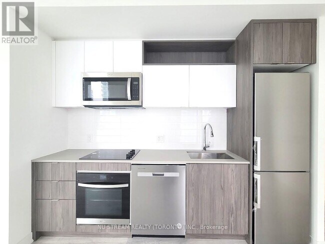 100-2100 Dalhousie St in Toronto, ON - Building Photo - Building Photo