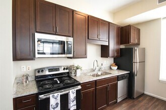 Oaks of Shorewood Apartments in Shorewood, WI - Building Photo - Building Photo