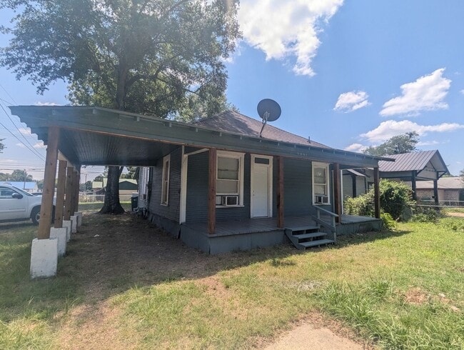 2001 W Dr Martin Luther King Jr Blvd in Texarkana, TX - Building Photo - Building Photo