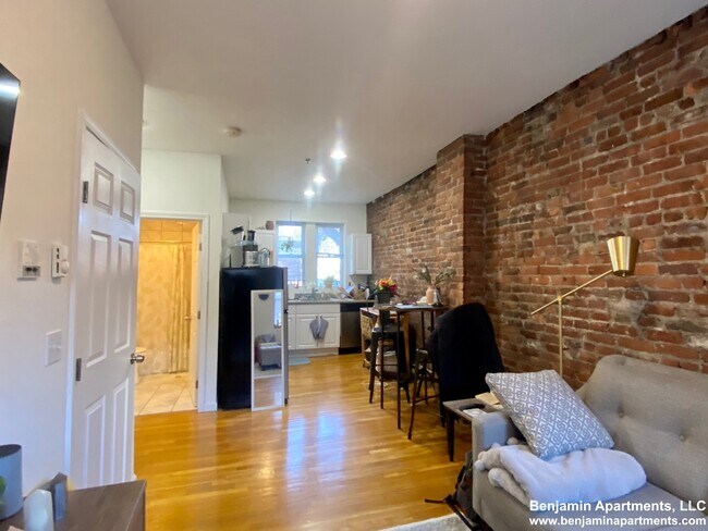25 Cleveland Pl, Unit 1 in Boston, MA - Foto de edificio - Building Photo