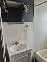 19 Charles St, Unit Spacious 1-Bedroom Apt in Dravosburg, PA - Foto de edificio - Building Photo