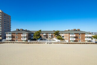 Shore Club Condominiums in Margate City, NJ - Foto de edificio - Building Photo
