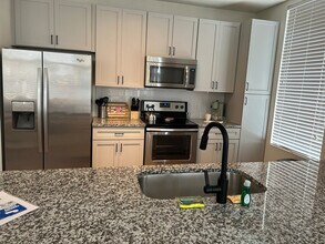 401 W Trade St in Charlotte, NC - Building Photo - Building Photo