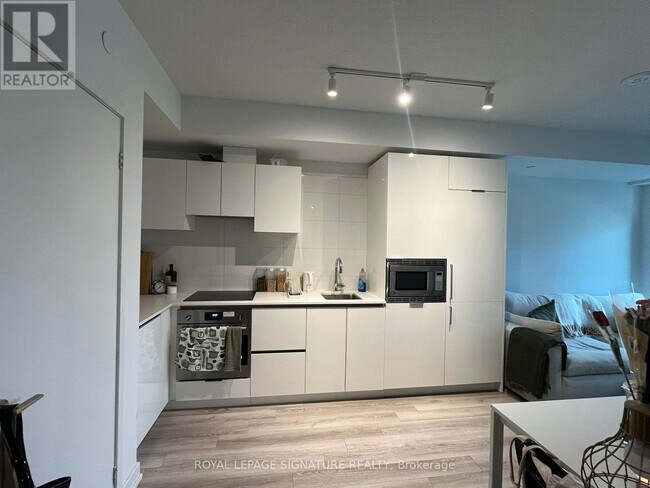 121-1121 St Patrick St in Toronto, ON - Building Photo - Building Photo