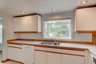 1745 SE 6th Ave in Oak Harbor, WA - Building Photo - Building Photo