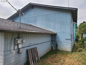 253-255 E Elm Ave in Reedsport, OR - Building Photo - Building Photo