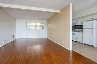 Newton Towers in Torrance, CA - Building Photo - Interior Photo